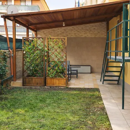 Lägenhet Golden - Entire For 6 People With Private Garden And Garage - Close To Metro C