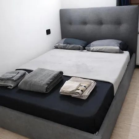 Lägenhet Golden - Entire For 6 People With Private Garden And Garage - Close To Metro C *
