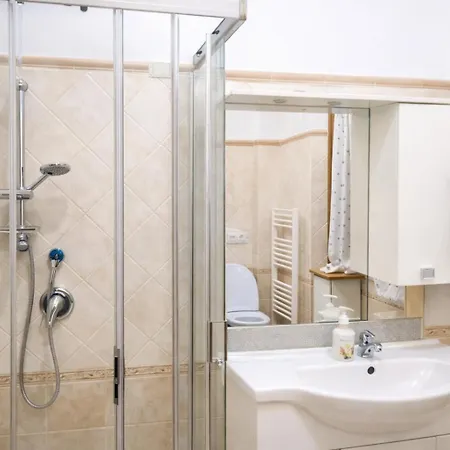 Golden - Entire For 6 People With Private Garden And Garage - Close To Metro C Lägenhet Rom